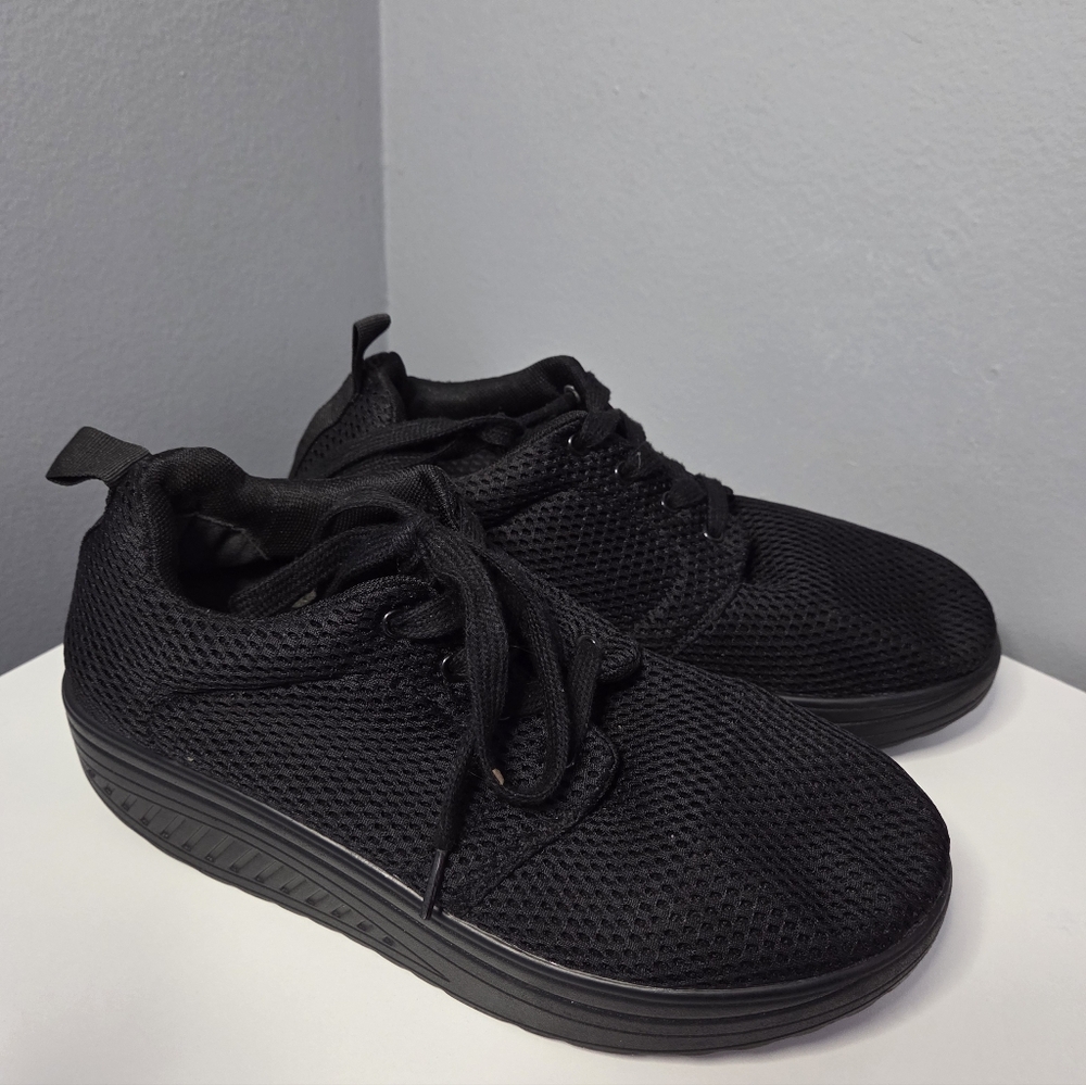 Women’s Black Mesh Sneakers Lightweight Running Walking Shoes Size 9.5